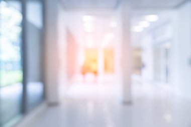 Hastane veya klinik görüntülerindeki koridorun bulanık görüntüsü