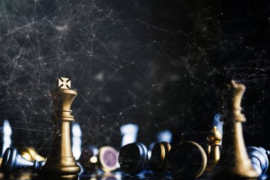 Strateji fikirleri iş dünyası fütüristik grafik simgesi ve altın satranç tahtası oyunu siyah renk tonu