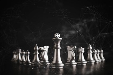 Strateji fikirleri konsepti iş dünyası fütüristik grafik simgesi ve altın satranç tahtası oyunu siyah koton ton