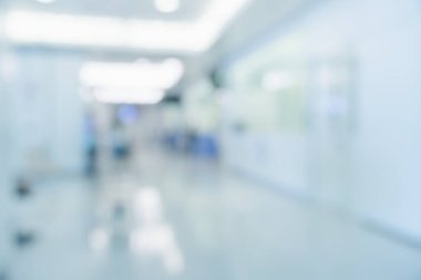 Hastane veya klinik görüntülerindeki koridorun bulanık görüntüsü