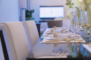 Gümüş kaşık ve kristal gözlüklü iç dekorasyon seti olan lüks sofra takımlarını kapat