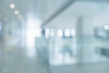 Hastane veya klinik görüntülerindeki koridorun bulanık görüntüsü