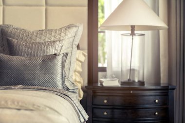 Beyaz bej bej yumuşak yastıkları yatak ve battaniye yatak odası iç tasarım konseptine kapat.