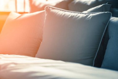 Yatak odasında temiz beyaz yastıkları ve çarşafları olan bir hizmetçi. Yakın plan. iç arkaplan