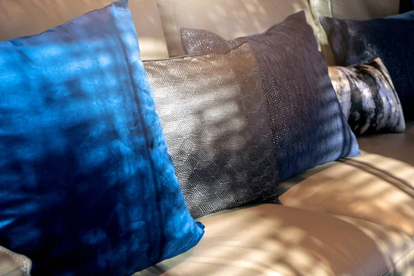 Yumuşak Yastık Seti Rahat Modern Kanepe Arka Planında — Stok fotoğraf