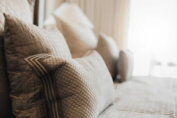Beyaz Bej Bej Yumuşak Yastıkları Yatak Battaniye Yatak Odası Tasarım — Stok fotoğraf