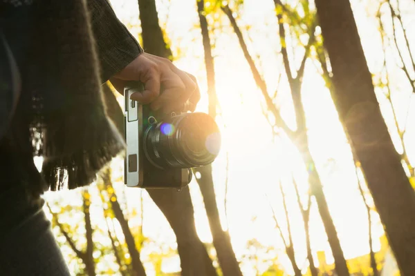 Close Aziatische Vrouw Hand Houden Retro Camera Reiziger Met Achtergrond — Stockfoto