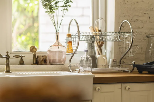 Eski tarz lavaboyu bakır muslukla kapatın. Ülke tarzı dekorasyon ev fikirleri kavramı.