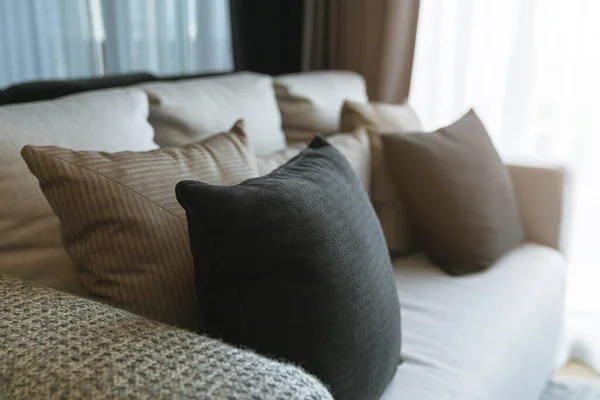ベッド ブランケットベッドルームのインテリアデザインコンセプトで白いベージュの柔らかい枕を閉じます ベッドメイドの豪華なアイデアのコンセプト — ストック写真