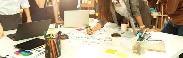 yaratıcı ajans beyin fırtınası sunumu sunum ekibi ürün tanıtımı için yol haritasını tartışıyor, Powerpoint sunumu, planlama, strateji, yeni iş geliştirme