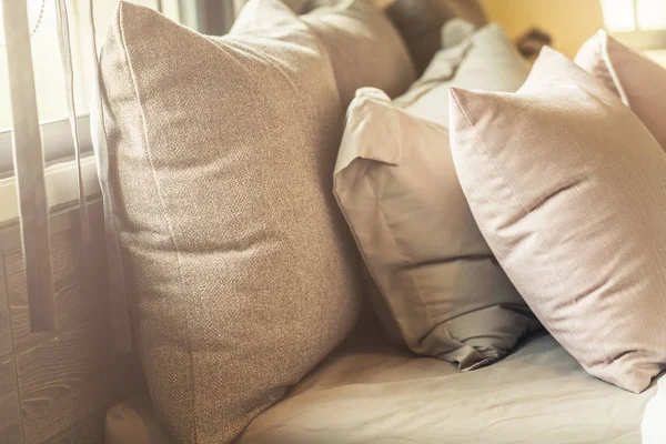 Yatak Odasında Temiz Beyaz Yastıkları Çarşafları Olan Bir Hizmetçi Yakın — Stok fotoğraf