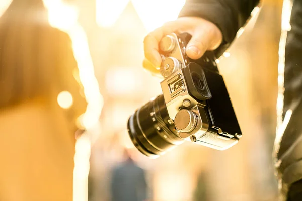 Närbild Asiatisk Kvinna Hand Hålla Retro Kamera Resenär Med Bakgrund — Stockfoto