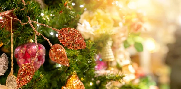 Bela Bauble Vermelho Ouro Natal Pendurado Árvore Natal Decorado Festivo — Fotografia de Stock