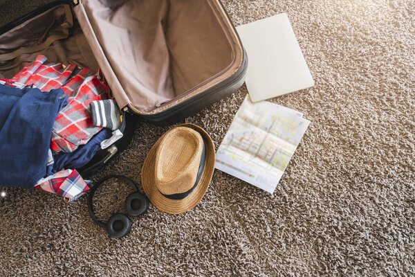 концепция путешествия с lugage с шляпной тканью карты наушников и ноутбука для отдыха
