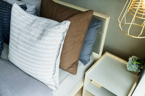 Primer Plano Blanco Beige Suaves Almohadas Cama Manta Dormitorio Diseño — Foto de Stock