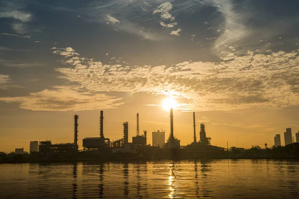 Raffineria Petrolio Petrolio Produzione Fabbrica Con Fiume Riflettente Superficie Alba — Foto Stock