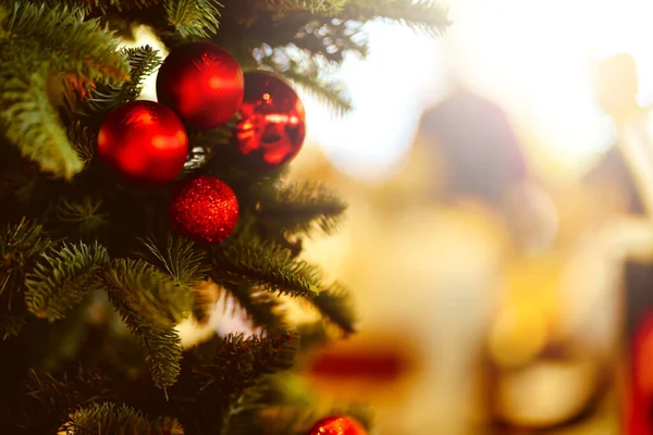 Schöne Rot Goldene Christbaumkugel Hängt Geschmückten Weihnachtsbaum Festlich Heiligabend Hintergrundkonzept — Stockfoto