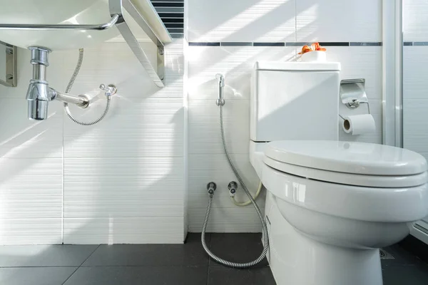 白色瓷砖及配件内部厕所设计 — 图库照片