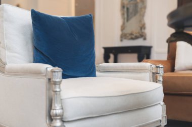 Koltuğun tasarım kısmını kapat. Ayrıntılı kol dinlenme bacağı ve döşenmiş kumaş süsleme mobilya deisgn fikirleri konsepti.