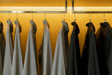 Siyah ve gri gömlekli paslanmaz raf dolabı. İç dekorasyon konsepti.