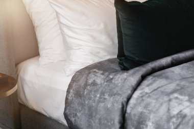 Evin içi güzel tasarım konsepti. Yumuşak yastıklı. Yatak odası temiz.