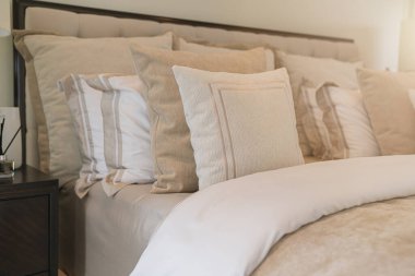 Beyaz bej bej yumuşak yastıkları yatak ve battaniye yatak odası iç tasarım konseptine kapat.