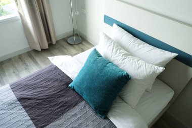 Yatak odasında temiz beyaz yastıkları ve çarşafları olan bir hizmetçi. Yakın plan. iç arkaplan