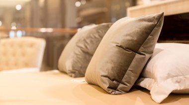 Beyaz bej bej yumuşak yastıkları yatak ve battaniye yatak odası iç tasarım konseptine kapat.