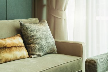 Modern kanepede duvar kağıdı kapağı arka plan tasarım konsepti olan bej renkli yumuşak yastıklar.