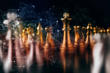Strateji fikirleri konsepti iş dünyası fütüristik grafik simgesi ve altın satranç tahtası oyunu siyah koton ton