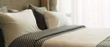 Evin içi güzel tasarım konsepti. Yumuşak yastıklı. Yatak odası temiz.