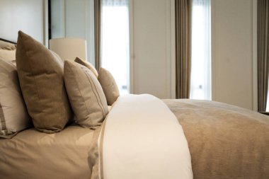 yatak odasındaki yumuşak yastıklı güzel tasarım konsepti