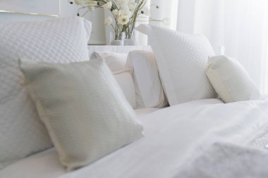 Beyaz bej bej yumuşak yastıkları yatak ve battaniye yatak odası iç tasarım konseptine kapat.