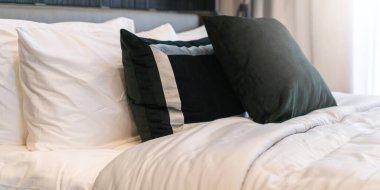 yatak odasındaki yumuşak yastıklı güzel tasarım konsepti