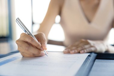 Yatırımcı kadın. Başarı anlaşması. Kağıt imzalama, el tutma, kalem imzalama sözleşmesi.