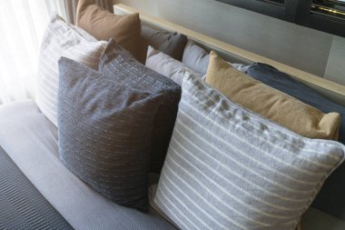 Beyaz bej bej yumuşak yastıkları yatak ve battaniye yatak odası iç tasarım konseptine kapat.