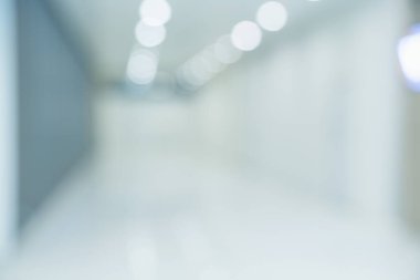 Hastane veya klinik görüntülerindeki koridorun bulanık görüntüsü