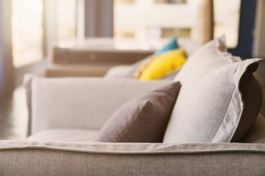 Yumuşak kumaş yastık dekorasyonunu oturma odasındaki güzel kanepenin ev tasarımı konseptinde kapat.