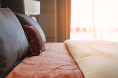 Beyaz bej bej yumuşak yastıkları yatak ve battaniye yatak odası iç tasarım konseptine kapat.