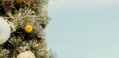 Güzel gümüş ve altın rengi Noel Baba süslenmiş Noel ağacına asılı Noel arifesi arkaplan konsepti
