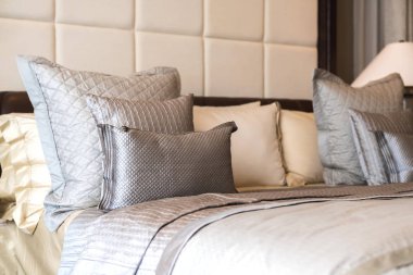 Beyaz bej bej yumuşak yastıkları yatak ve battaniye yatak odası iç tasarım konseptine kapat.