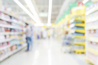 Süpermarket arka planında ürün raf gösteriminin soyut bulanık resim arkaplanı