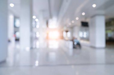 Hastane veya klinik görüntülerindeki koridorun bulanık görüntüsü