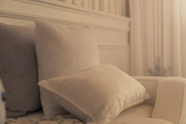 Закрыть Белый Бежевый Мягкие Подушки Кровати Одеяло Спальня Дизайн Интерьера — стоковое фото