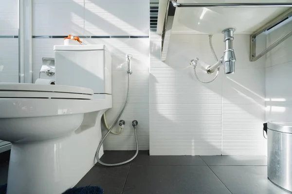 Interiör Toalett Design Med Vit Keramik Kakel Och Tillbehör Montering — Stockfoto