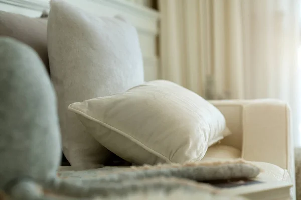 Beyaz Bej Bej Yumuşak Yastıkları Yatak Battaniye Yatak Odası Tasarım — Stok fotoğraf
