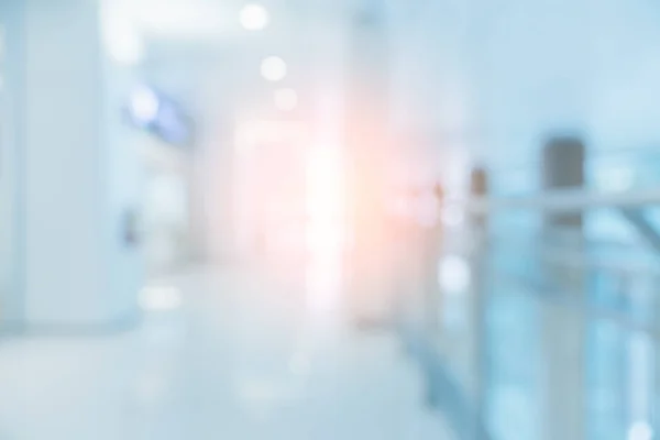 Hastane veya klinik görüntülerindeki koridorun bulanık görüntüsü