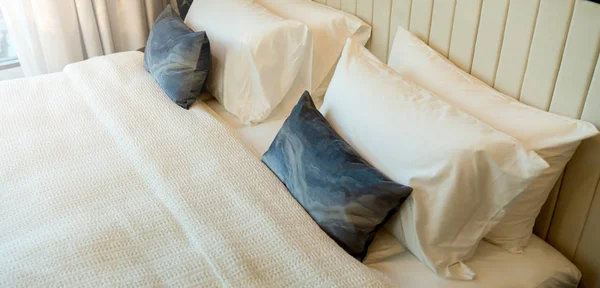 Haus Schönes Designkonzept Mit Weichem Gemütlichem Kissen Auf Bett Schlafzimmer — Stockfoto