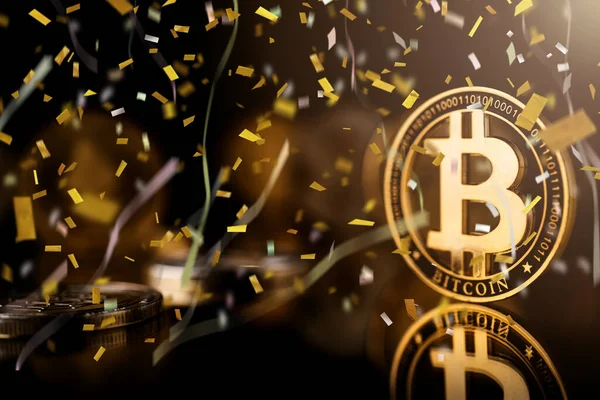 Birincilik ödülü zinciri kripto para birimi iş stratejisi kavramı yansıma zemininde bozuk para, koyu renk tonu ve zafer konfeti kağıt çekimini kutluyor.