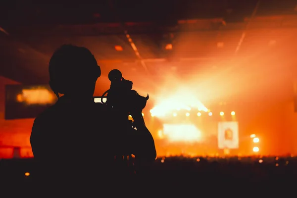 Silhueta Câmera Homem Gravar Concerto Vivo Com Fumaça Luz Desempenho — Fotografia de Stock